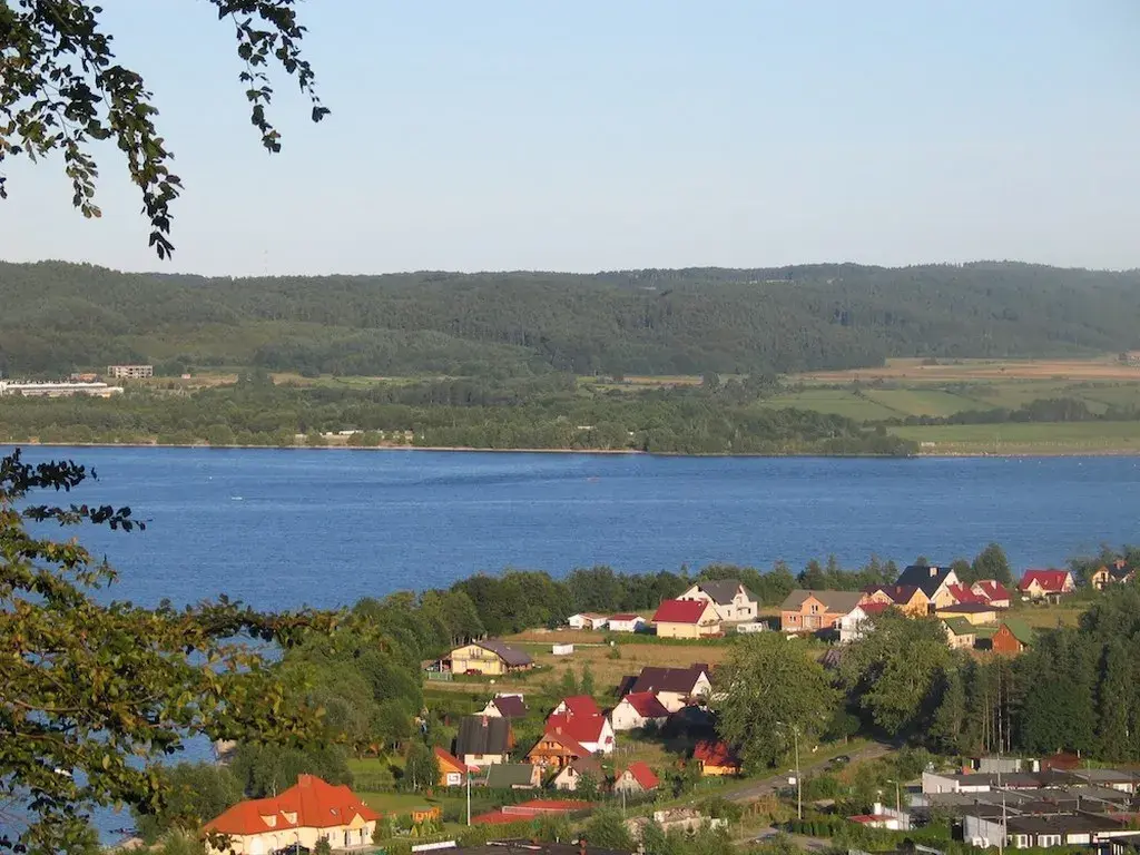 Ogród przy domku z przestrzenią do odpoczynku